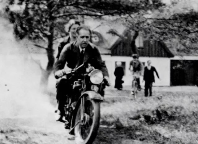 玻尔和爱因斯坦论战合照,物理学家玻尔与爱因斯坦