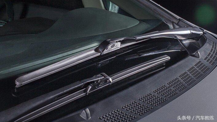 下雨天雨刮越刮越刮不干净,下雨天雨刮很涩怎么解决