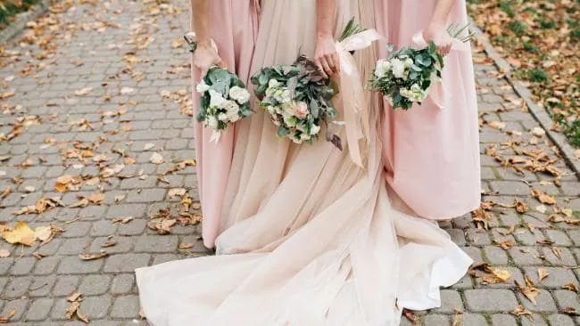 在婚礼上抢伴娘,为了抢捧花伴郎能拼到什么程度