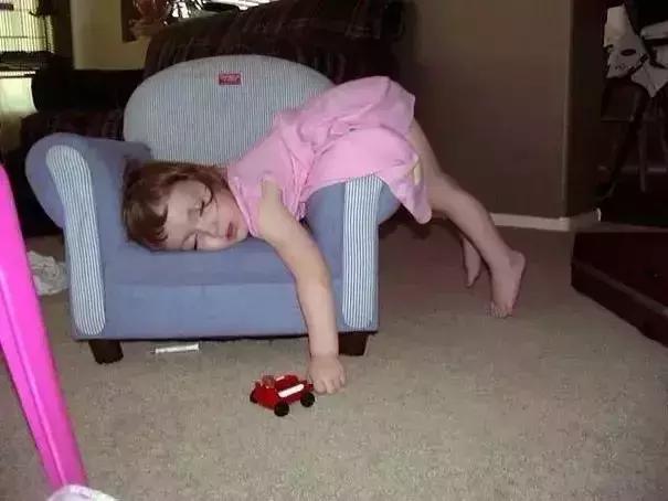 婴儿用侧睡调整头型么,宝宝后脑勺凹进去一个大坑