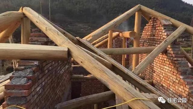 农村自建房三层小别墅真实视频,2022年河南自建房包工280一平贵吗