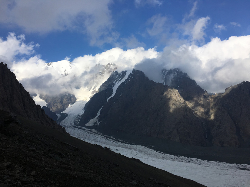 徒步到博格达峰,博格达环线雪域