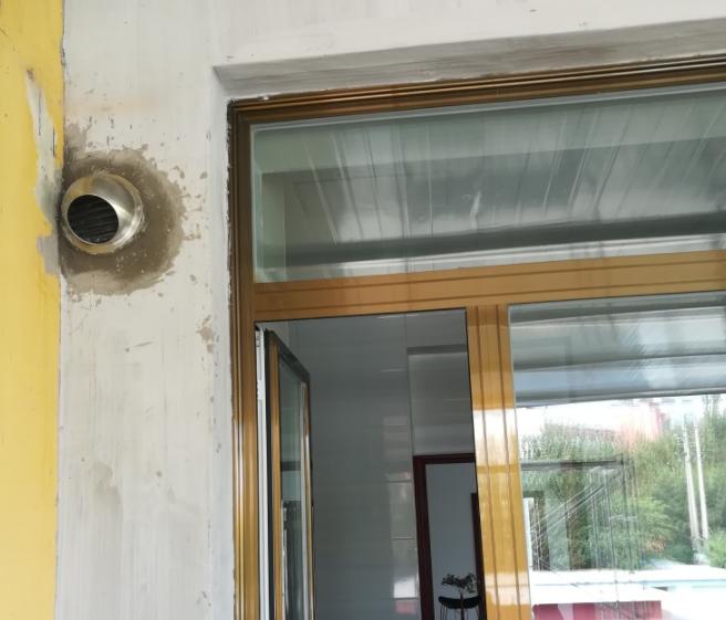 厨房墙上有洞口开孔,厨房承重墙打烟道孔