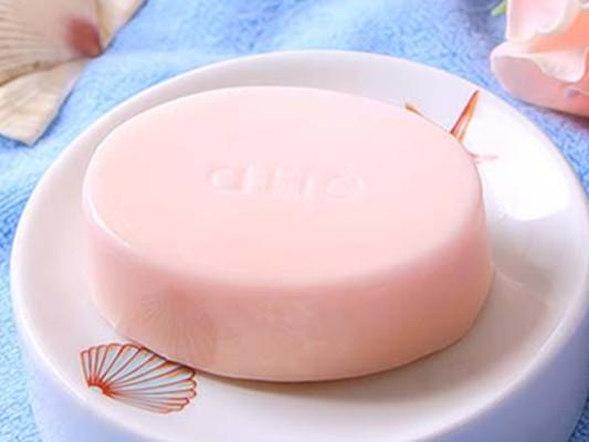 大姨妈的血渍怎么洗才能干净,大姨妈的血渍弄在床上怎么洗