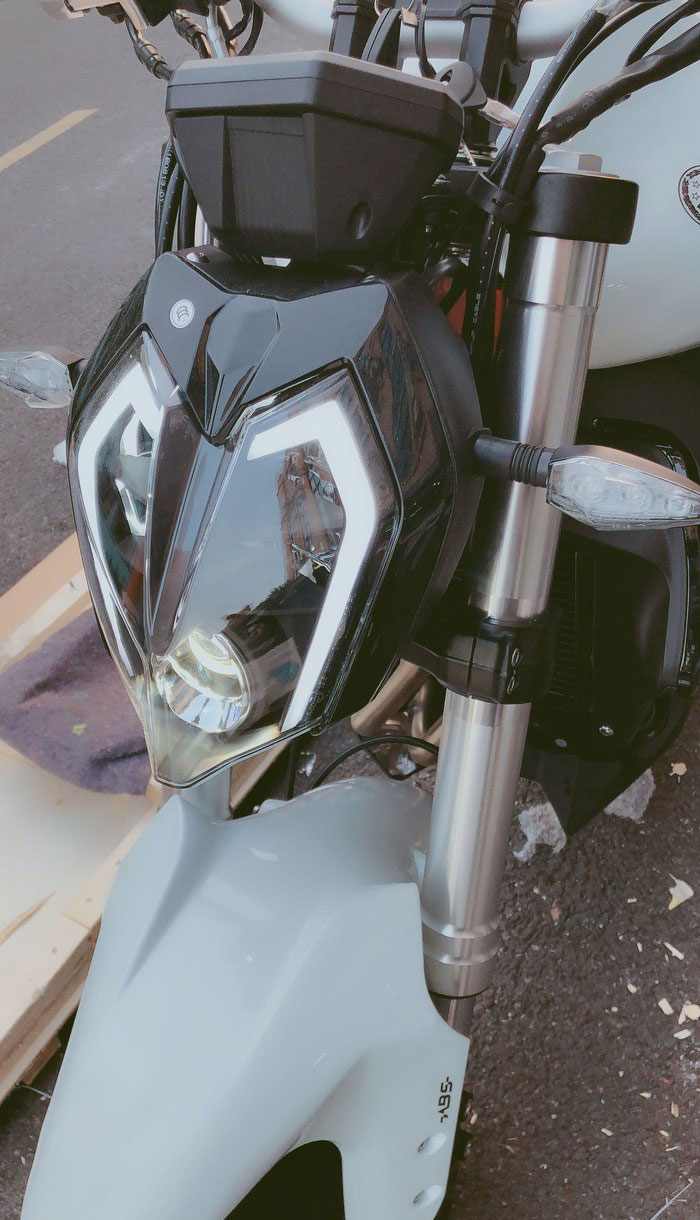 贝纳利302s首开箱，“剑道脸”帅爆，全LED大屏，售29800元