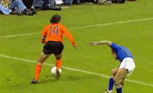 克鲁伊夫足球过人技巧,足球大师克鲁伊夫