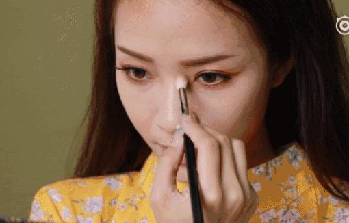 杨幂同款单眼皮红色系妆容,杨幂御用化妆师教你打造减龄妆