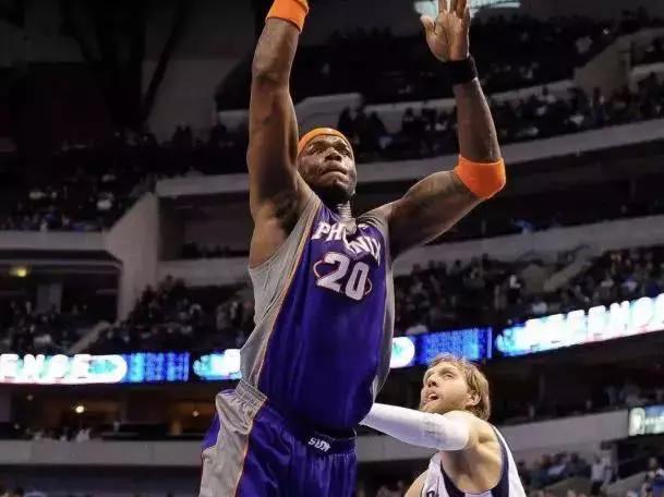 NBA球员关键时刻脑袋短路,JR载入史册,隆多空篮都不上!