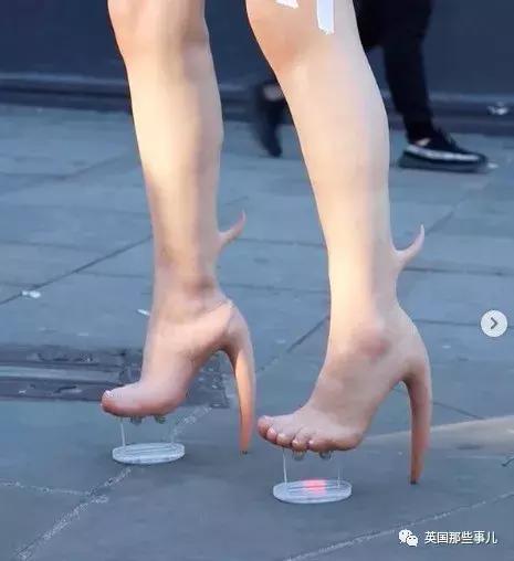 国外最近爆火的鞋子,国外很火的高跟鞋