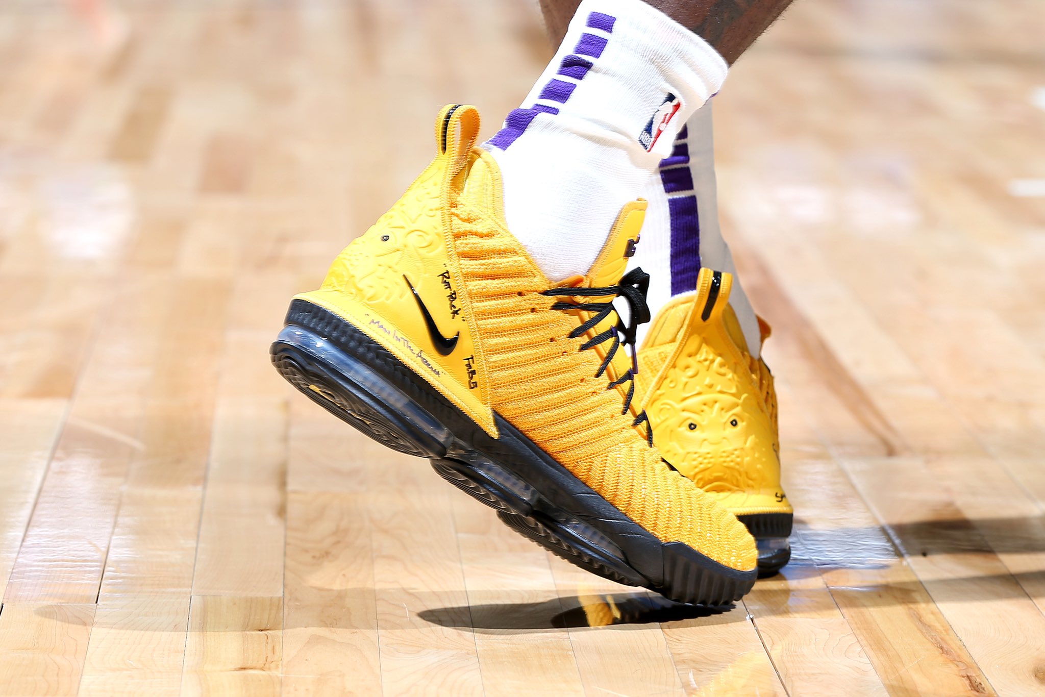 汤神回归穿的篮球鞋,汤神签约安踏前穿什么鞋