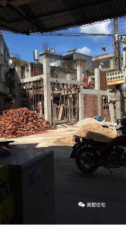 农村三层自建房旧房改造全过程,农村旧房翻修屋顶造别墅