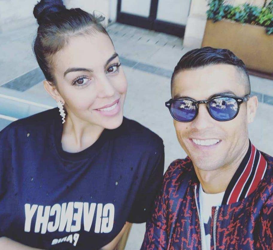 c罗女友晒与女儿游玩照,c罗女友在看台上秀身材