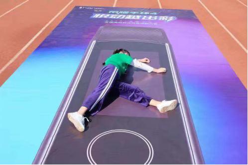 荣耀手环4助力悦跑圈校花校草领跑活动点亮南师大操场