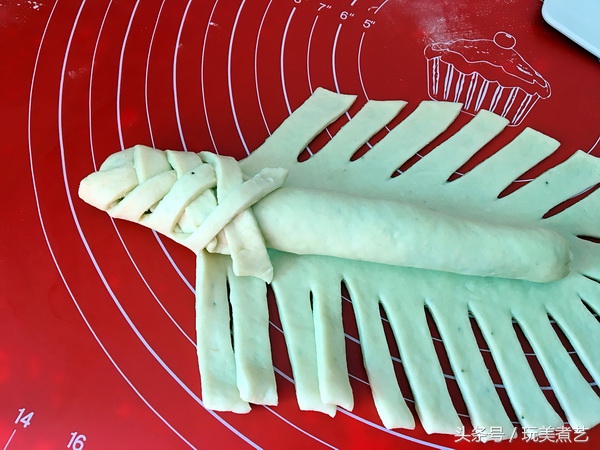 入口苦涩而后回甘,入口香甜唇齿留香