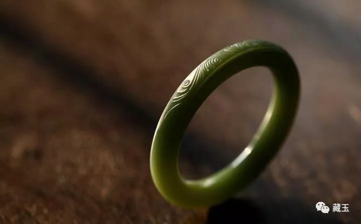 戴和田玉吊坠可以洗澡吗,和田玉手镯可以戴着洗头洗澡吗