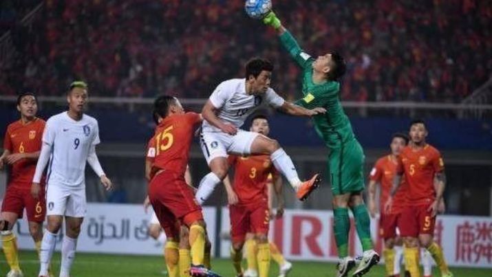 国足第一门将曾诚与妻子现状:长期分居两地,曾以借伞为由追到她