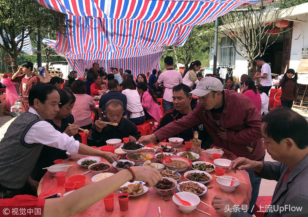 2000多个县城里,人们在忙于打发时间