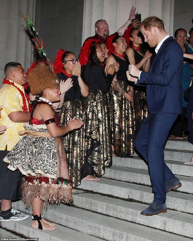 梅根王妃豆沙色口红,梅根红色口红