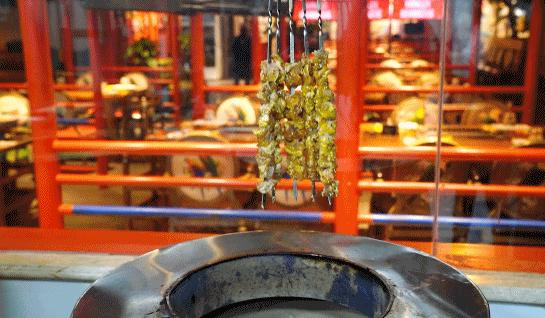 东北铁锅炖大缸烤串,东北大缸烤串视频