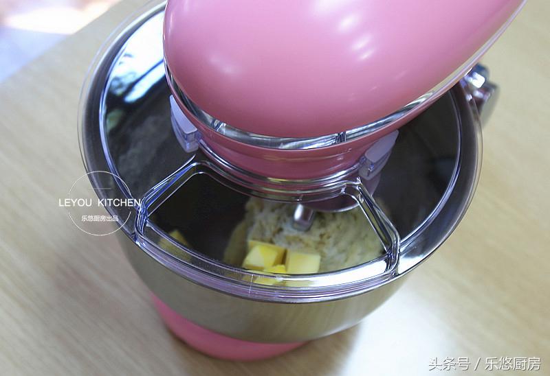 在家也可以轻松做蓬松暄软的面包,买回来的面包怎么做简单好吃