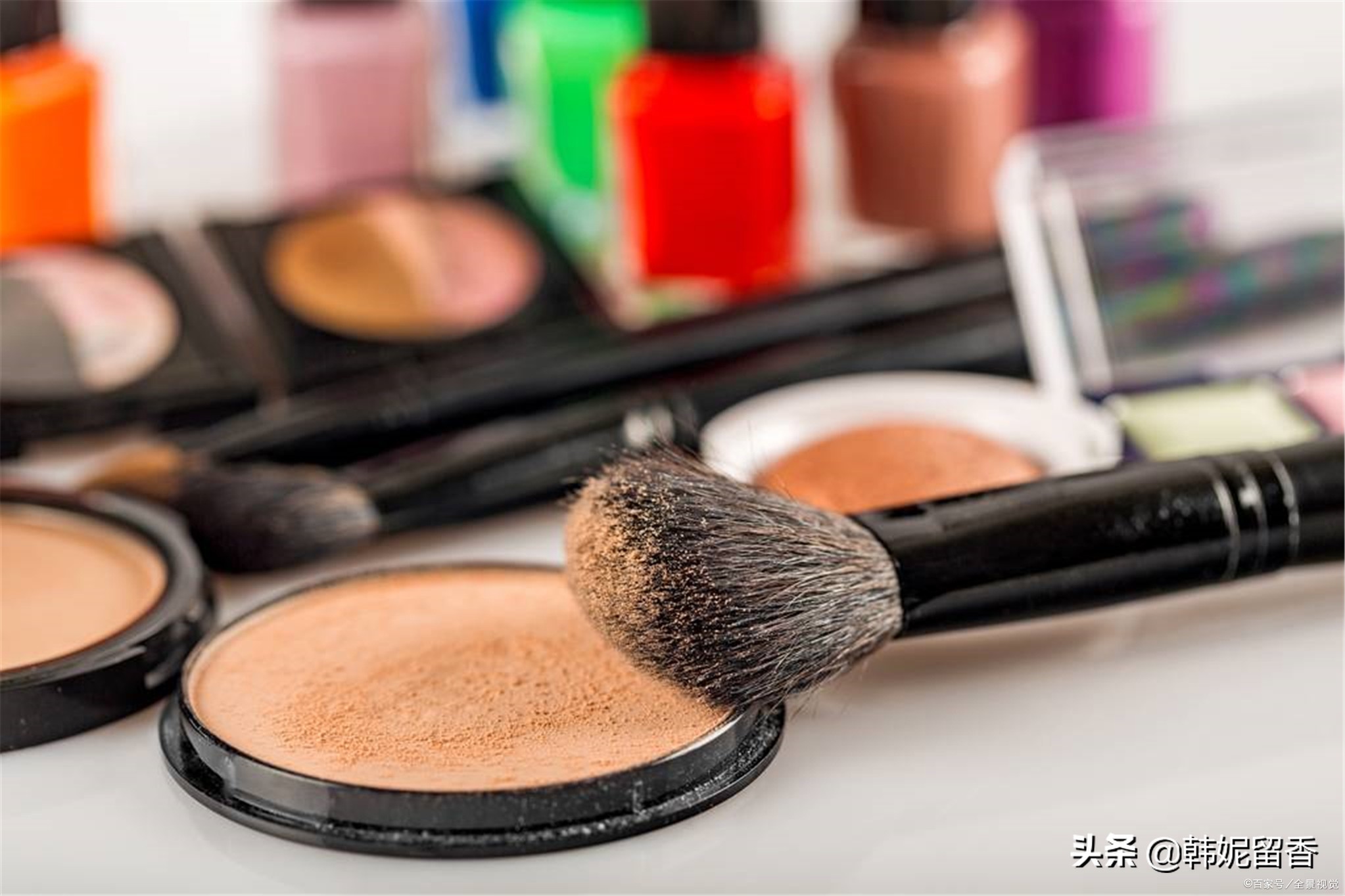 适合脸上有雀斑混油皮的粉底,粉底遮盖疤痕