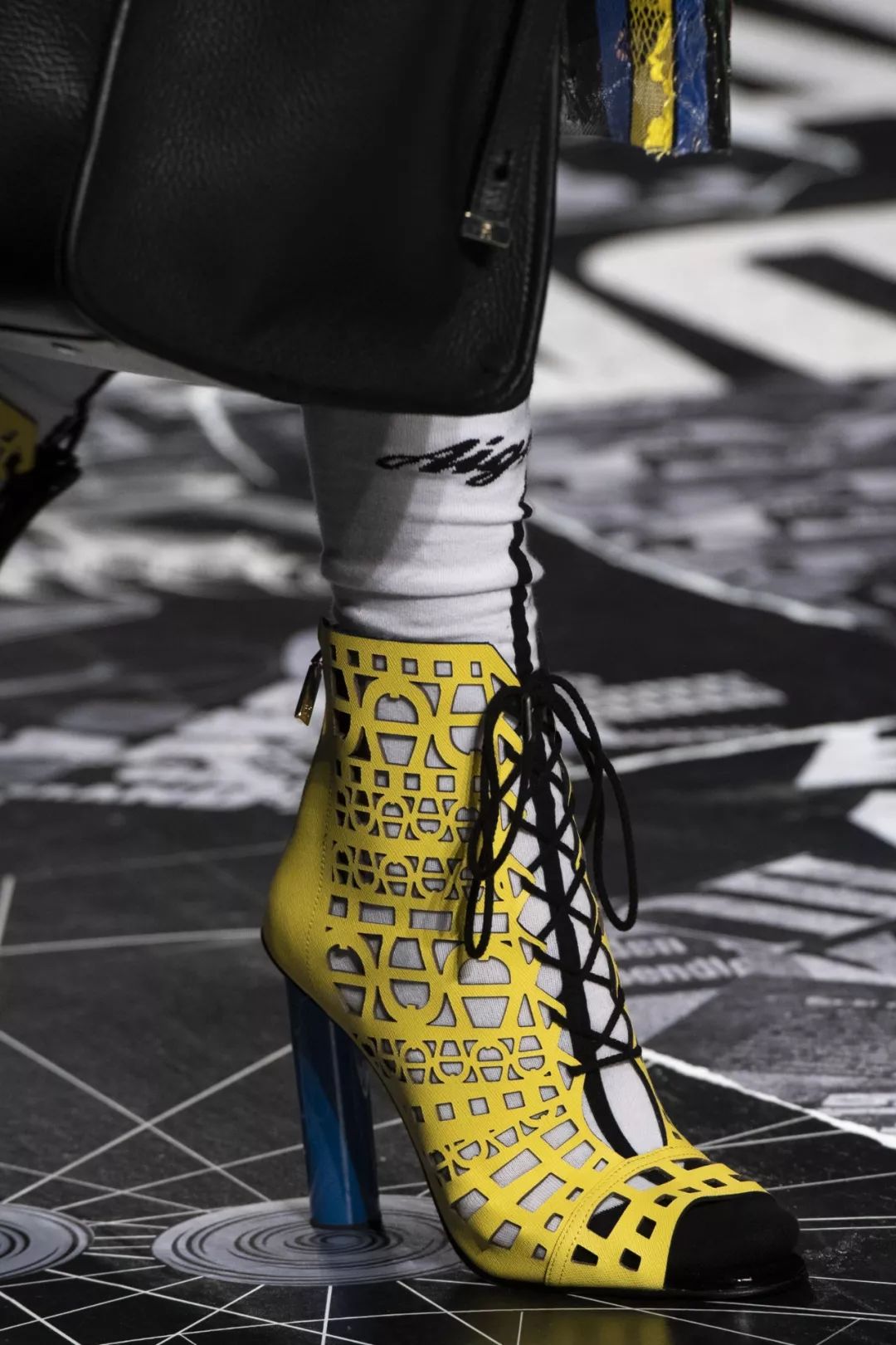 袜子怎样搭配才够舒适够时尚,袜子时尚搭配