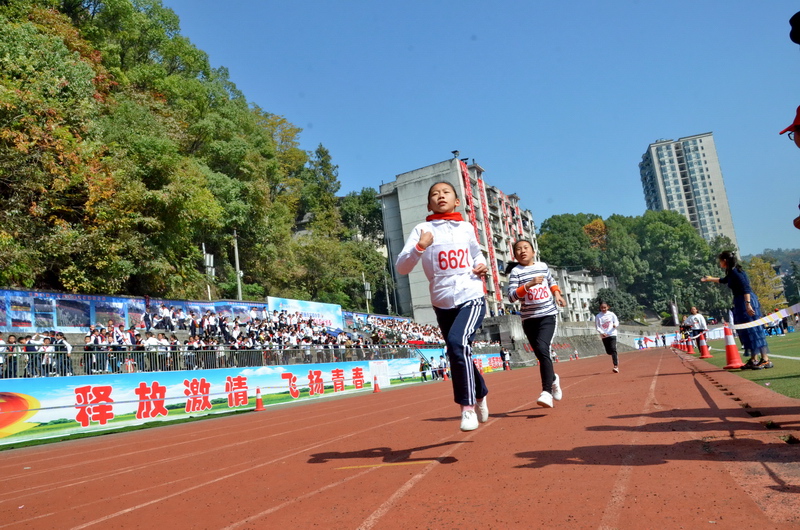 恩施市实验小学足球比赛,建始县实验小学2023运动会