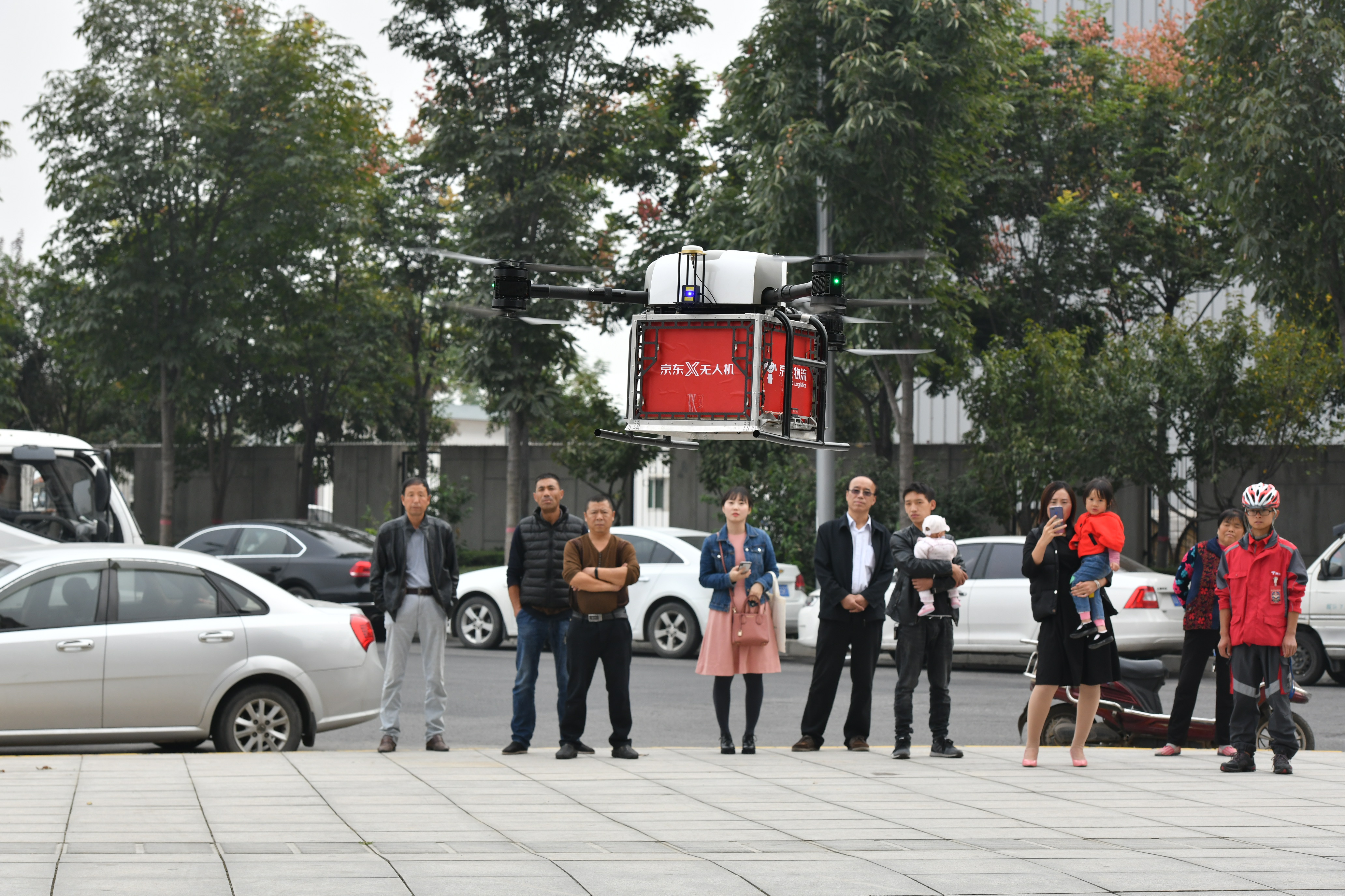 天上飞来外国货农家人足不出户也能“买全球”看京东物流在陕布局一件“全球购”串起的配送全“链条”
