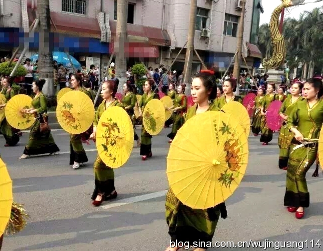 美女云南西双版纳傣族泼水节歌舞,2010西双版纳傣族万人泼水节