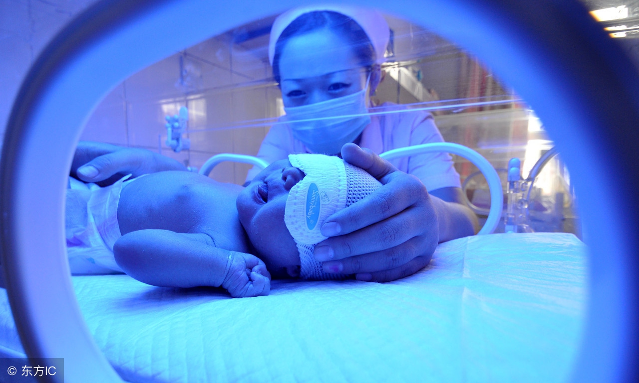 孕妈分娩时疼痛难忍，丈夫竟然这样做了