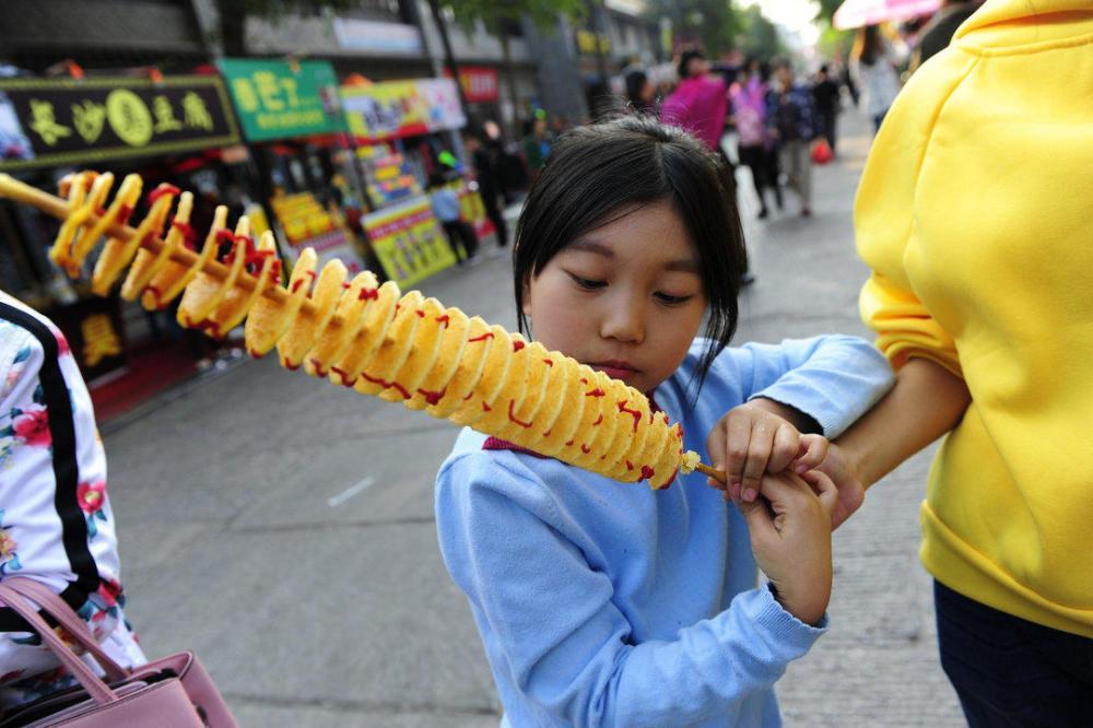 农村大姐卖炸土豆,农村大姐红薯一亩8000斤