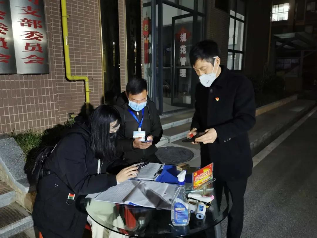 医护人员奔赴抗疫一线,带着家人一起踏上旅途