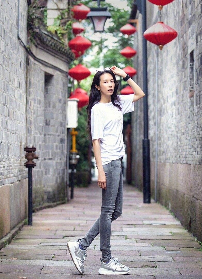 莫文蔚穿皮裤,穿牛仔裤的莫文蔚