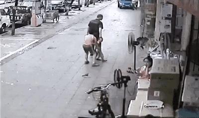 带儿子逛街被一小女孩抱住,妈妈带儿子去吃饭看见一个老人