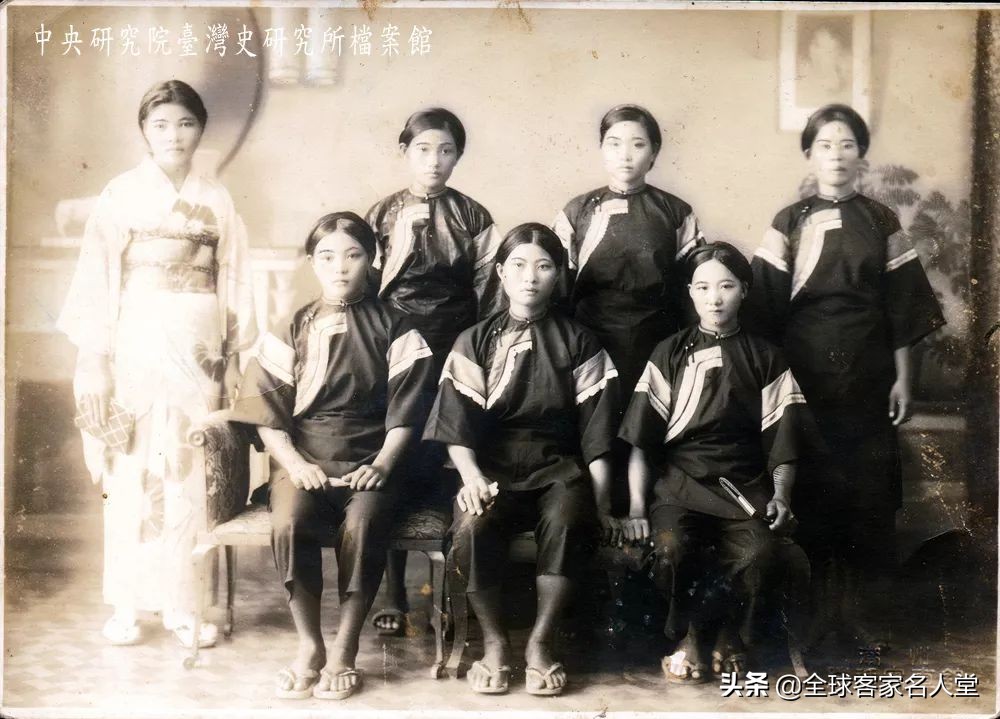 客家风格的衣服,外国人喜欢古代的服装