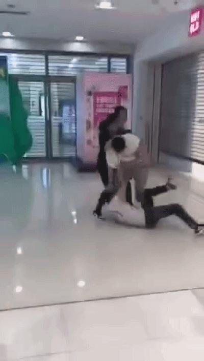 长沙国金中心出现抢衣大战！优衣库遭疯抢！店员被吓哭