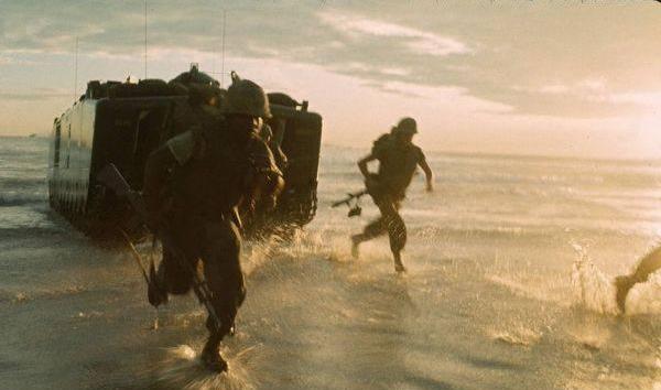 越战美军的生理难题：走出基地就挨越共黑枪，无奈特设烧屎官