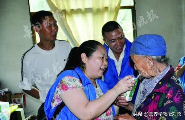 53岁每天喝一袋纯牛奶好吗 (健康科普中老年要不要每天喝牛奶)