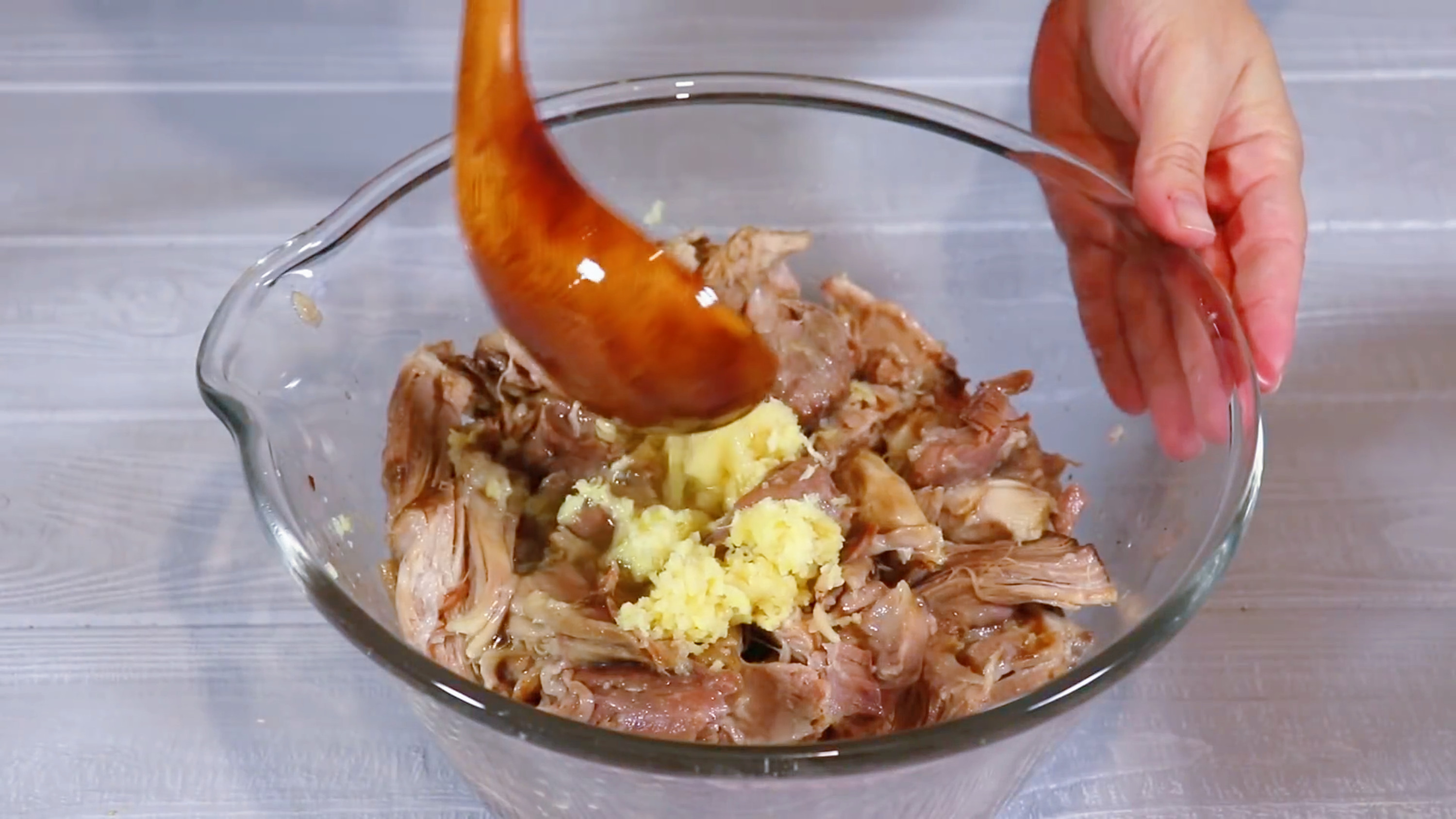 把猪肉装到矿泉水瓶子里，12小时后变成美味香肠，做法头一次见