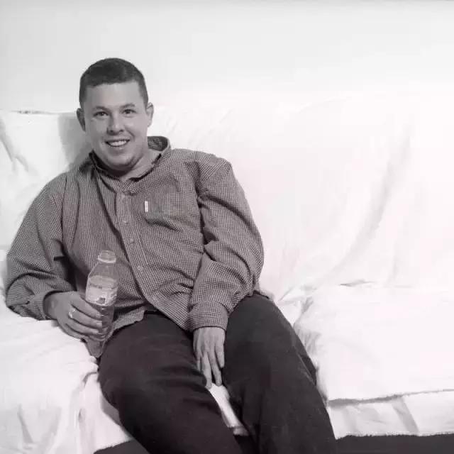 6岁“出柜”,40岁在家中自缢,这个时尚鬼才到底经历了什么?