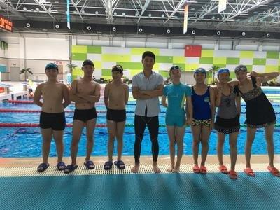 游泳不仅能锻炼身体还能保护自己,游泳既能强身健体又能保护自己