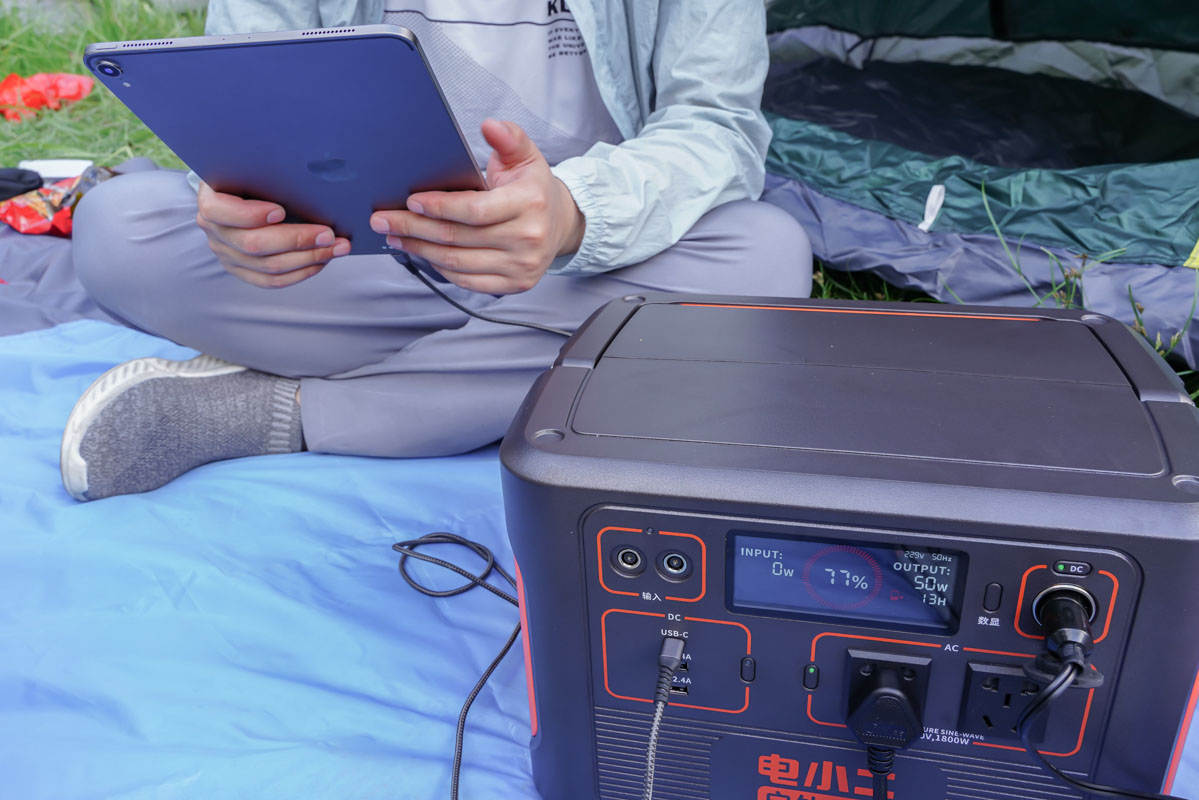 外出露营用电全靠它,电霸级别电小二户外电源1800W测评