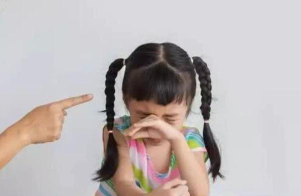 一个小女孩给芭比娃娃做衣服,孩子想给芭比娃娃做衣服怎么办