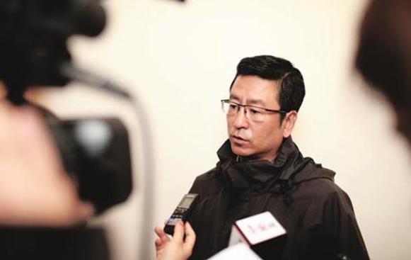 悲凉白岩松：8岁丧父，被自杀被骂拒天价死守央视，也有难言之隐