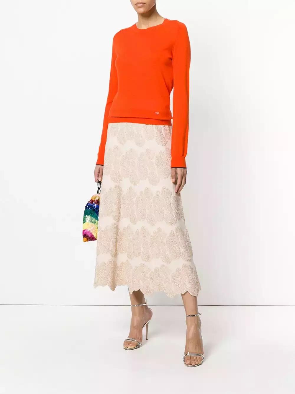 天气回暖怎么穿?裙子+运动鞋是时尚人群中热度最高的搭配法则