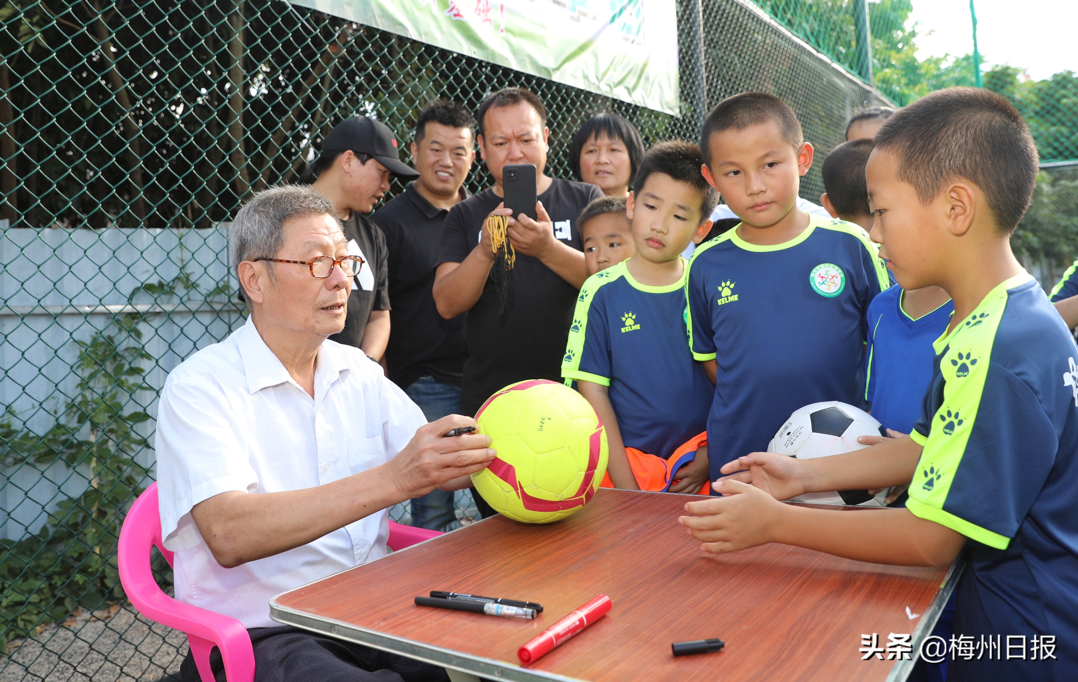 梅江公园二期足球场现在免费吗,梅江区哪里有免费足球场