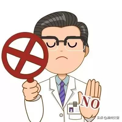 “熊爸爸”又来了！高清监控显示，正驾驶位与副驾驶位都叠着一大一小两个人头？！