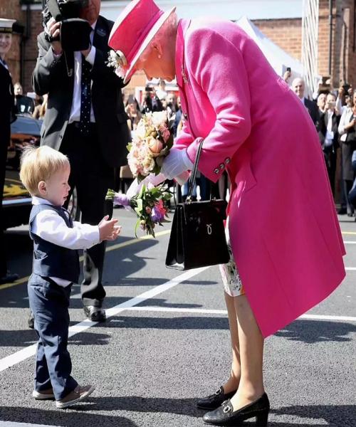 英国女王穿什么衣服最好看,英国女王的衣服为啥都是五颜六色