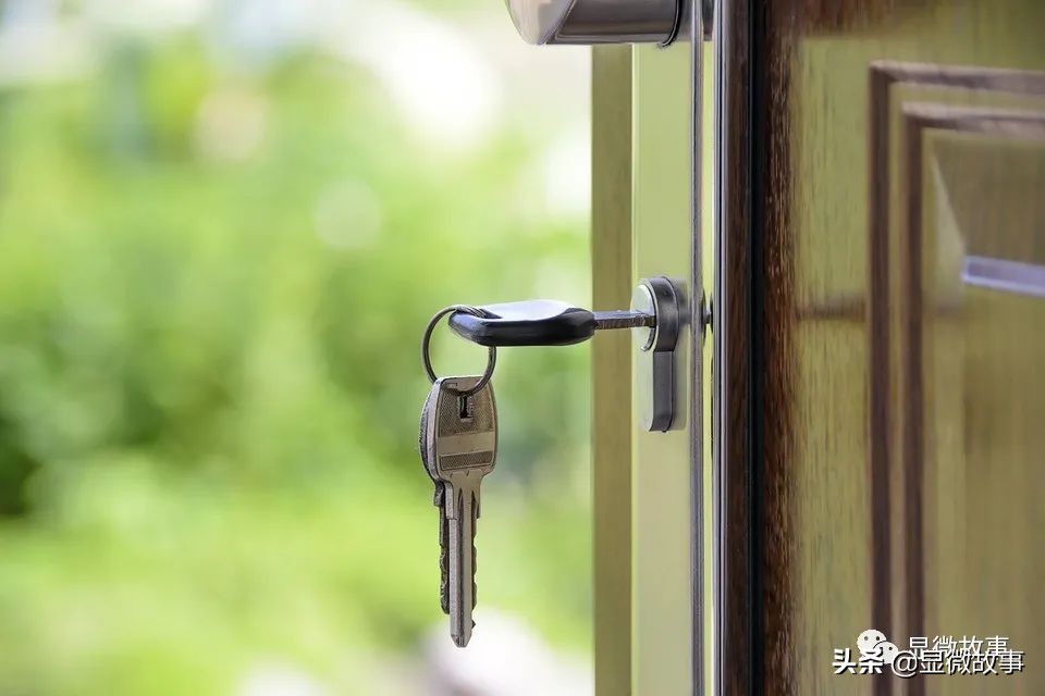 小镇青年月薪4000背过万的包,月薪4000的小镇青年