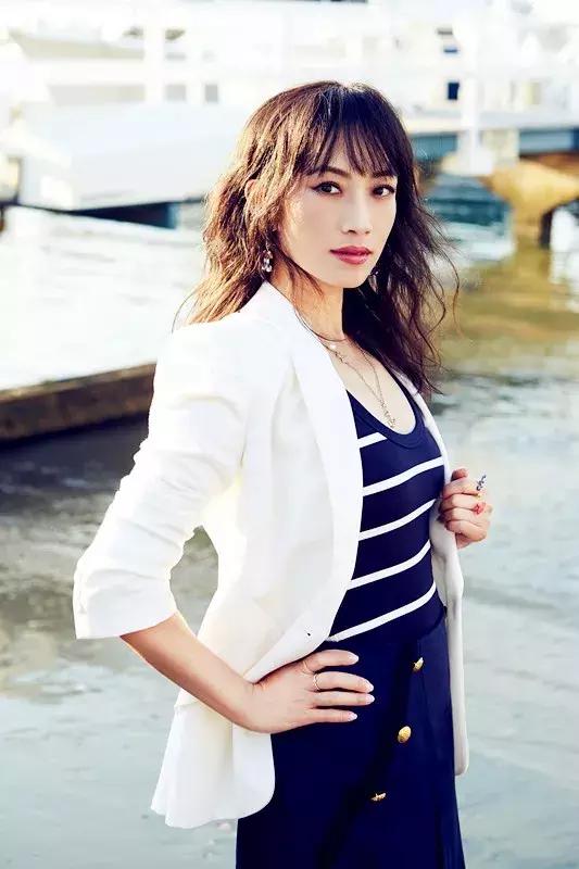 夏天一定要穿白色衣服,夏天穿白色才是最醒目的